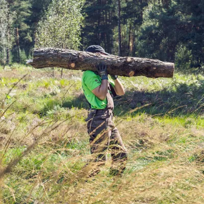 Teilnehmerin beim Abtransport eines Baumstammes
