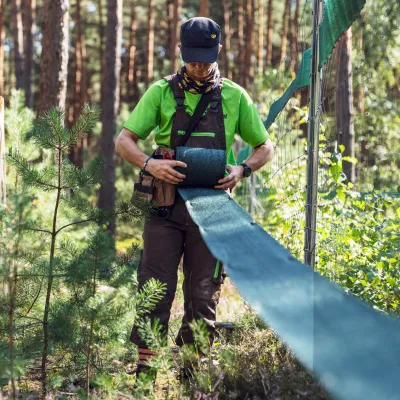 Teilnehmerin rollt Teil eines Zaunes ab