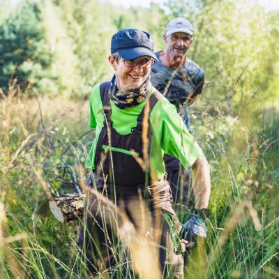 Teilnehmende beim Abtransport von Schnittgut