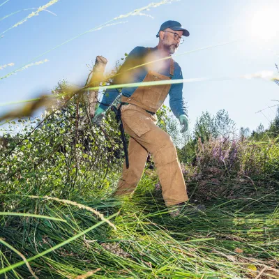 Teilnehmer beim Abtransport von Schnittgut