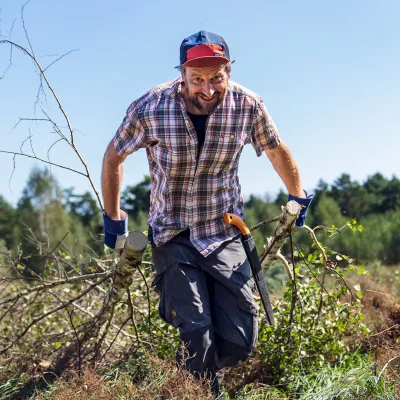 Teilnehmer beim Abtransport von zwei Bäumchen