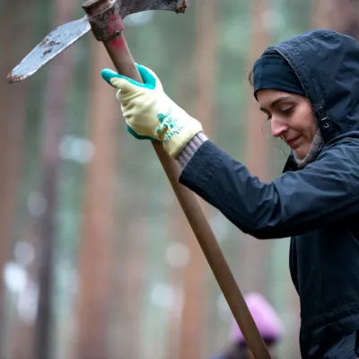 Teilnehmerin schwingt die Wiedehopfhaue