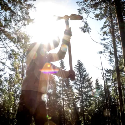 Teilnehmer schwingt die Wiedehopfhaue