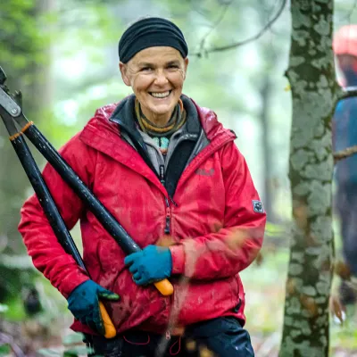 Lächelnde Frau mit einer Astschere