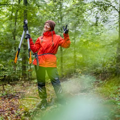Lächelnde Frau mit einer Astschere
