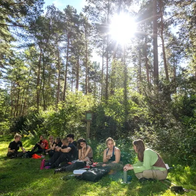 Gruppe macht Pause im Wald