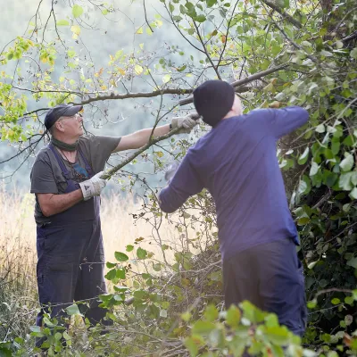 zwei Männer bei der Pflege