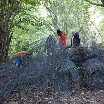Teilnehemr rollen alten Zaun auf
