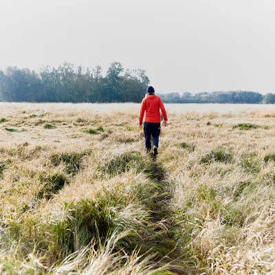 Frau läuft durchs Offenland