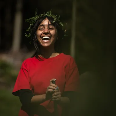 Junge Frau mit Grün im Haar