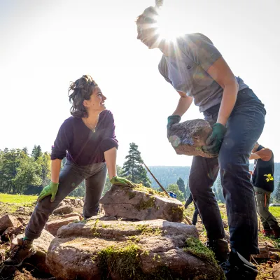 2 Frauen beim Legen von Steinen an der Trockensteinmauer