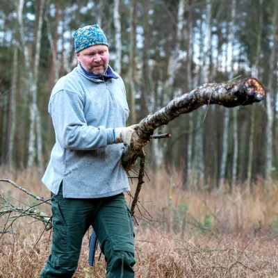 Teilnehmer beim Abtransport eines Baumstamms
