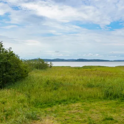 Blick über die Landschaft hin zum Meer
