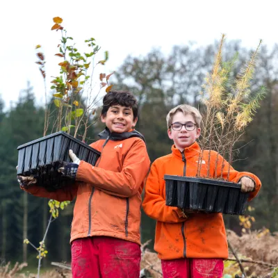 Zwei junge Teilnehmer mit Jungpflanzen