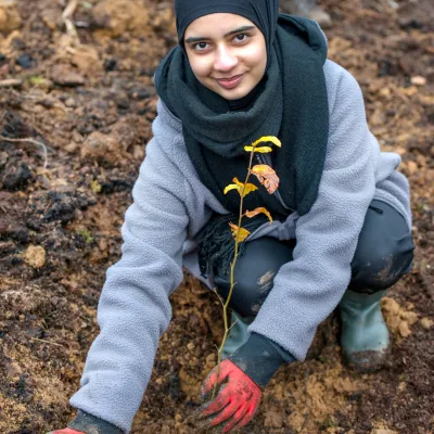 Teilnehmerin beim Pflanzen