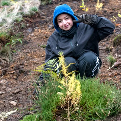 Lächelnde Teilnehmerin beim Pflanzen