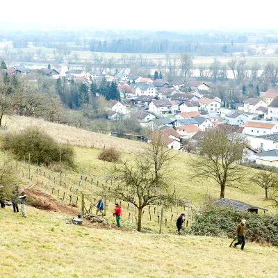 Offene Landschaft in Deggendorf mit Teilnehmenden