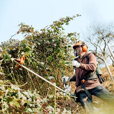 Teilnehmerin mit Freischneider in Aktion