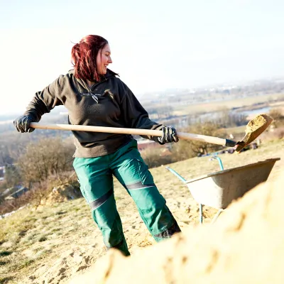 Teilnehmerin schaufelt Sand