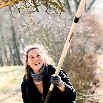 Lächelnde Teilnehmerin bei der Baumpflege