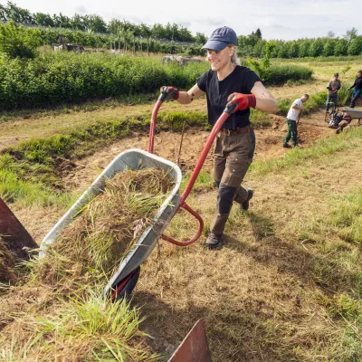 Teilnehmerin die eine Schubkarre auskippt