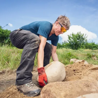 Teilnehmerin die einen schweren Stein anhebt
