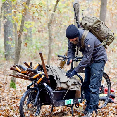 Teilnehmer mit vollgeladenem Lastenrad