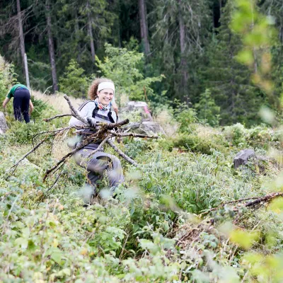 Teilnehmende bei der Gehölzentnahme
