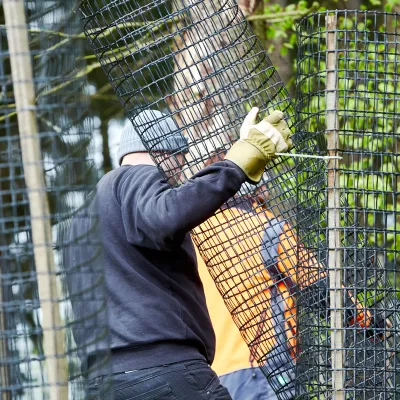 Menschen tragen Verbissschutz