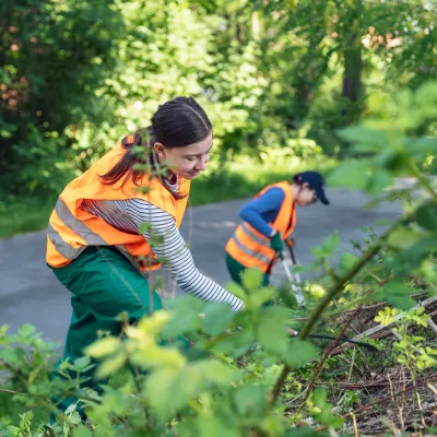 Zwei Teilnehmende bei der Pflege am Strassenrand