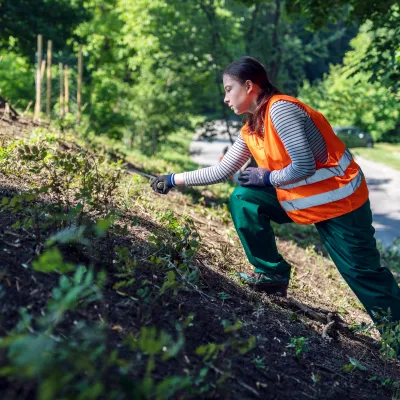 Teilnehmerin bei der Pflege am Hang