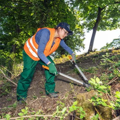 Teilnehmerin bei der Pflege am Hang