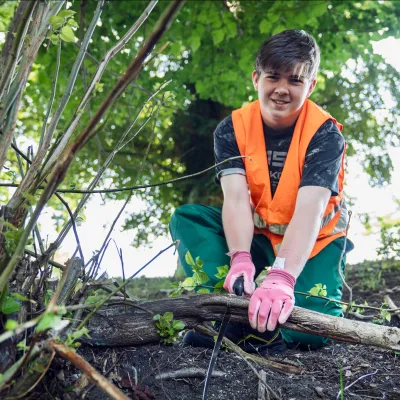 Teilnehmer bei der Gehölzentnahme