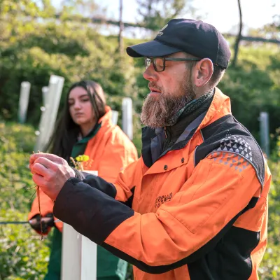 Projektleiter mit Schülerinnen