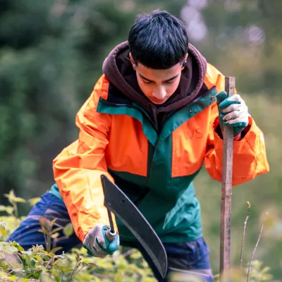 Teilnehmer mit Sichel bei der Pflege
