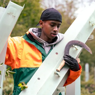 Schüler mit Werkzeug und Verbissschutz