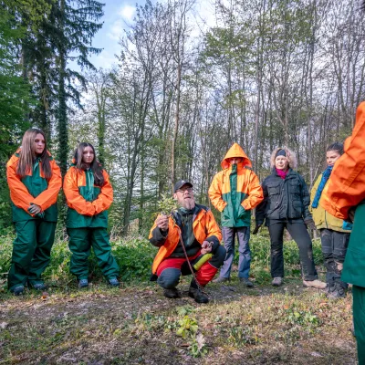 Projektleiter erklärt den Teilnehmenden die Arbeit