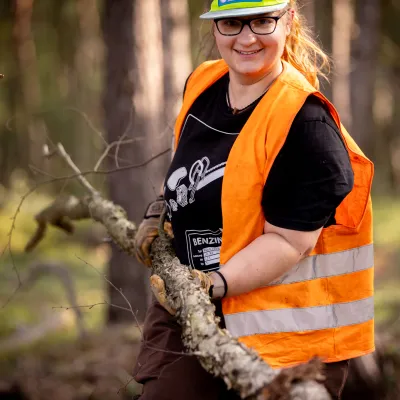 Teilnehmerin beim Abtransport von Gehölz