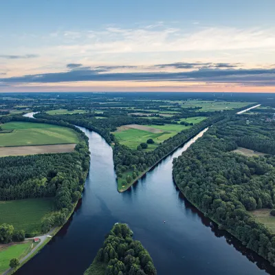 Weiter Blick aus der Luft über die Flusslandschaft