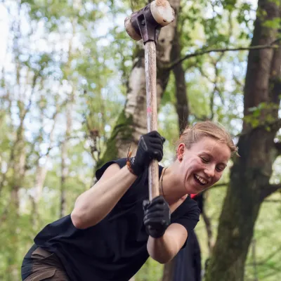 Teilnehmerin schwingt den Hammer