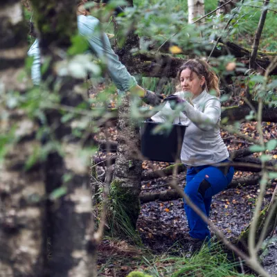 Teilnehmerin mit Wassereimer