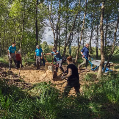 Teilnehmende in Aktion auf der Arbeitsfläche