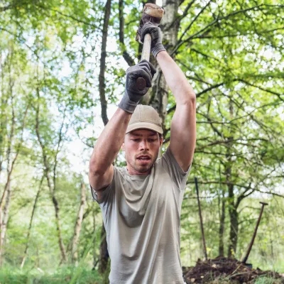 Teilnehmer schwingt den Hammer