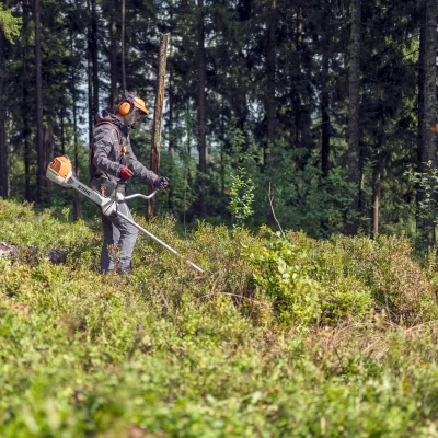 Teilnehmer mit Freischneider