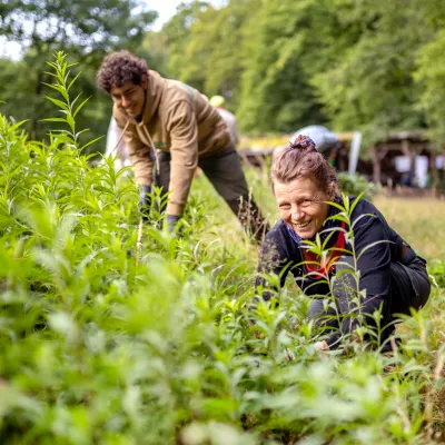 Zwei lächelnde Teilnehmende bei der Pflege