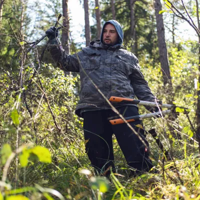 Teilnehmer mit Astschere