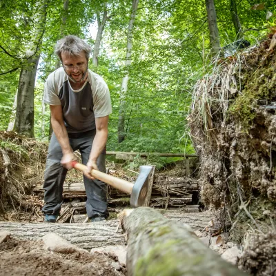 Teilnehmer beim Bau eines Holzkastens