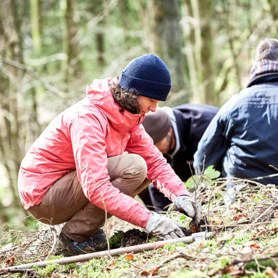 Teilnehmende bei der Pflanzung 