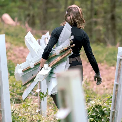 Teilnehmerin trägt schützende Wuchshüllen