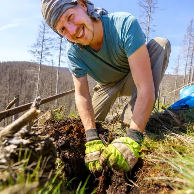 Lächelnder Teilnehmer bei der Pflanzung